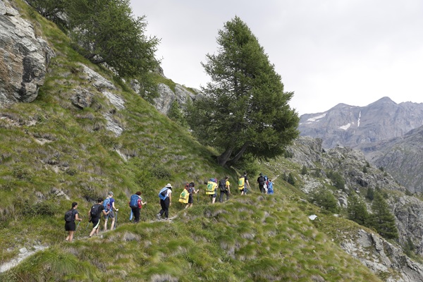 quanto fa bene camminare in montagna