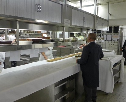 quanto guadagna al netto in euro un cameriere in svizzera