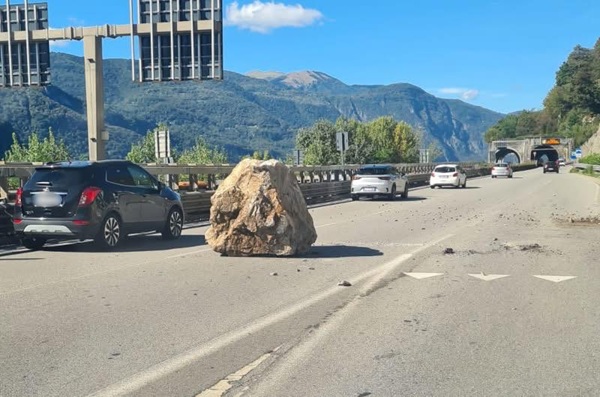 rocciatori al lavoro sul versante lungo la statale 36