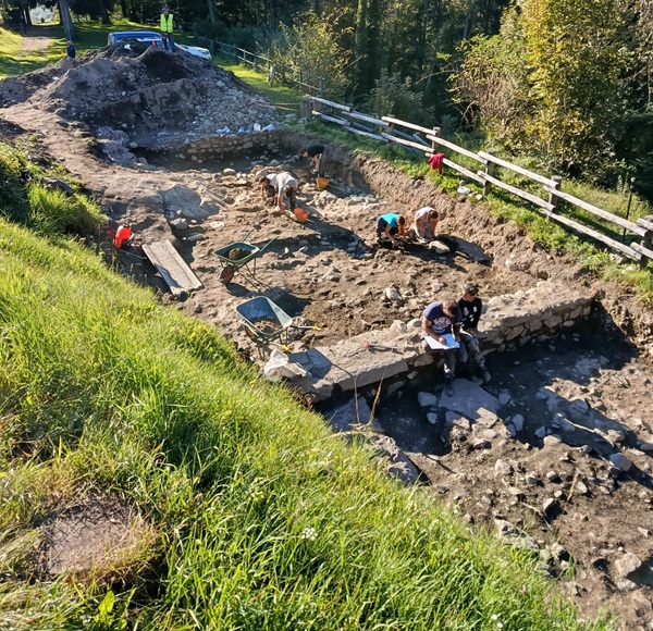 scavi al dos del castel di teglio trovate sepolture e forgia medievale