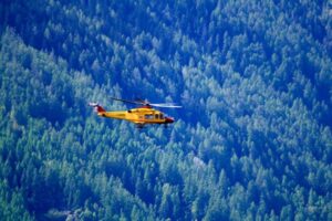 si perdono nel bosco con il buio escursionisti recuperati dal soccorso alpino