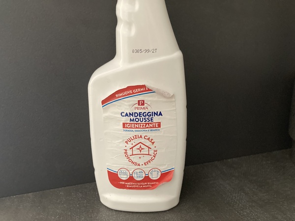 si può usare la candeggina per rimuovere la muffa