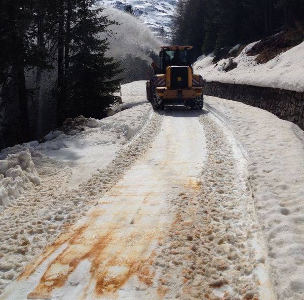 si spalano 7 metri di neve sul passo gavia per il giro d'italia