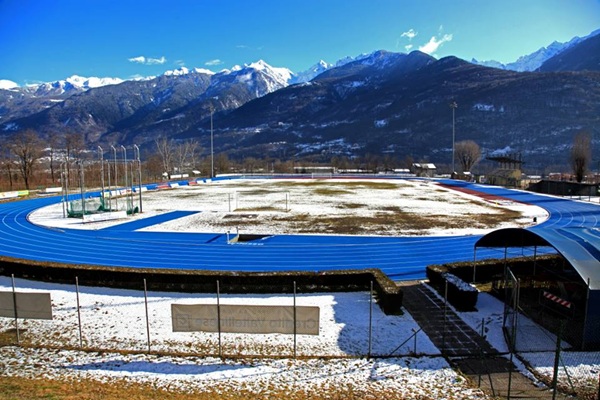 si tinge di azzurro la pista di atletica di chiuro