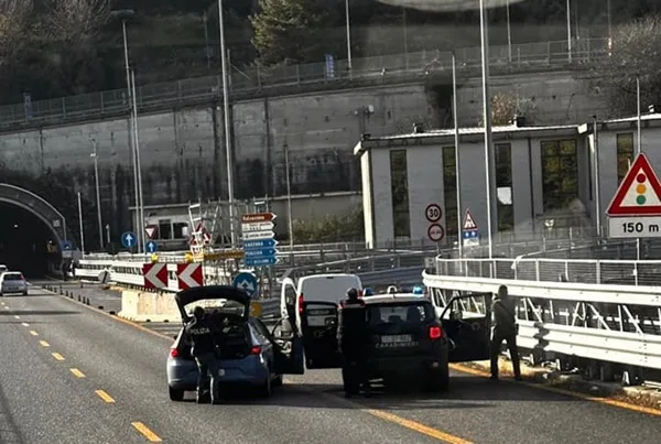 sparatoria sulla statale 36 ferito arrestato e sequestrate due pistole