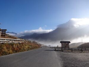 splende il sole sul passo gavia chiuso per l'inverno