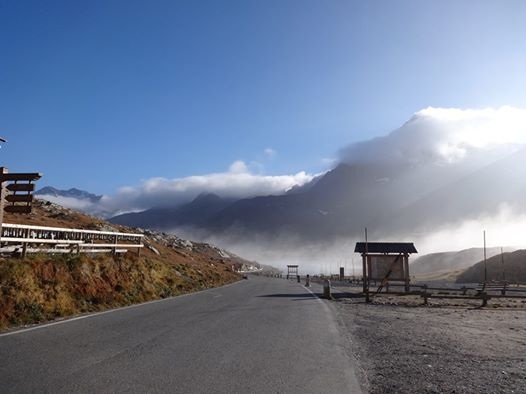 splende il sole sul passo gavia chiuso per l'inverno|