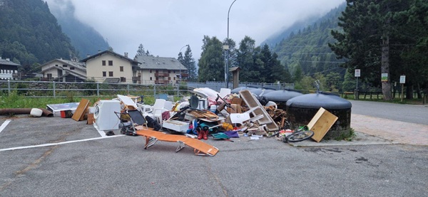 sporchi e puniti le nuove multe record per chi getta rifiuti