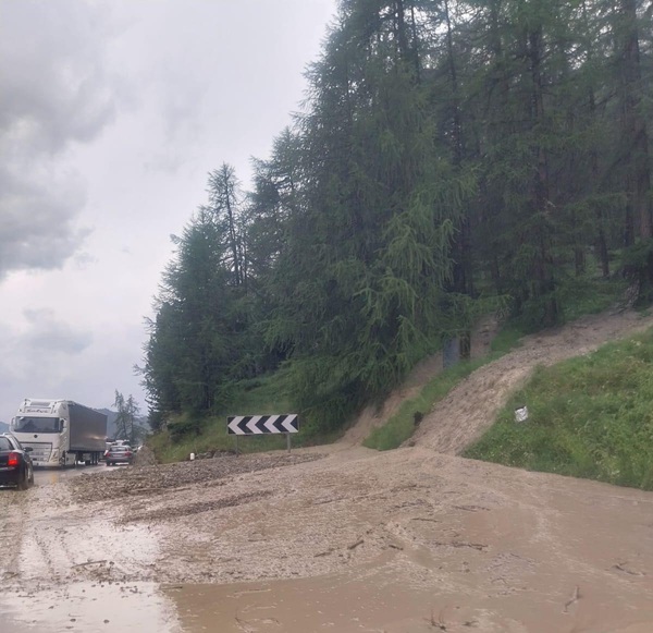 strada del passo maloja chiusa tra sils föglias e maloja per colata di detriti.|strade svizzera