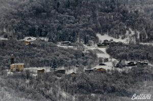 versante montano castello dell'acqua sotto la neve