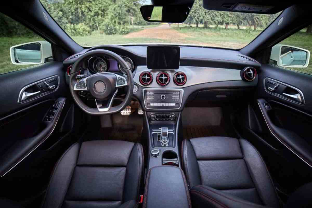 Puzza in auto Elimina puzza auto