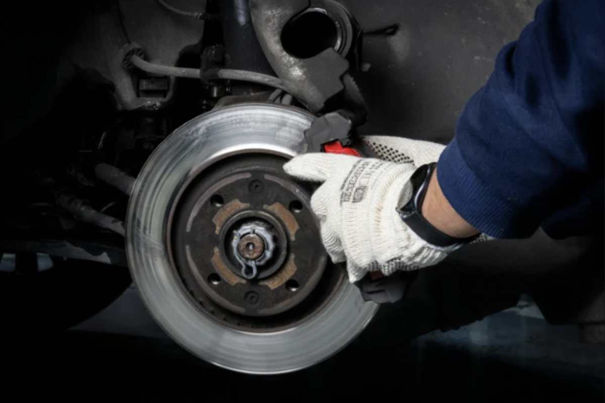 possono indicare sia normali fenomeni di usura sia potenziali rischi per la sicurezza stradale. Alla luce degli ultimi sviluppi nel settore automotive