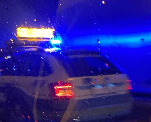 Invade la corsia e urta due auto per poi darsi alla fuga sulla Regina