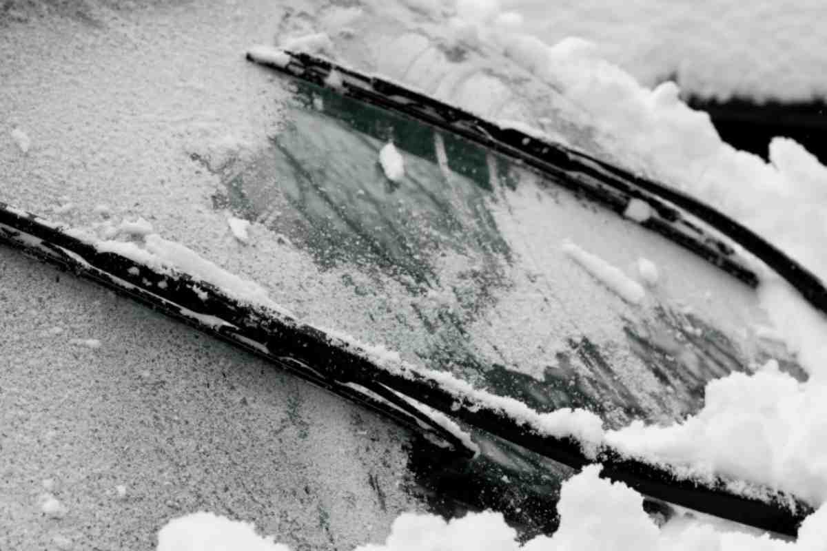 Parabrezza ghiacciato, rimedi