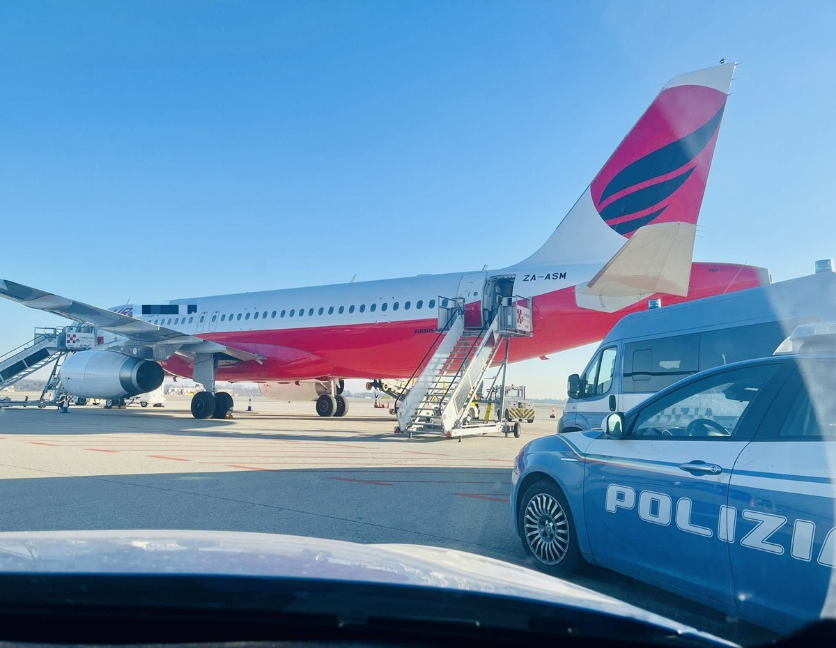 Straniero irregolare espulso e rimpatriato dopo denunce e condanne per molestie