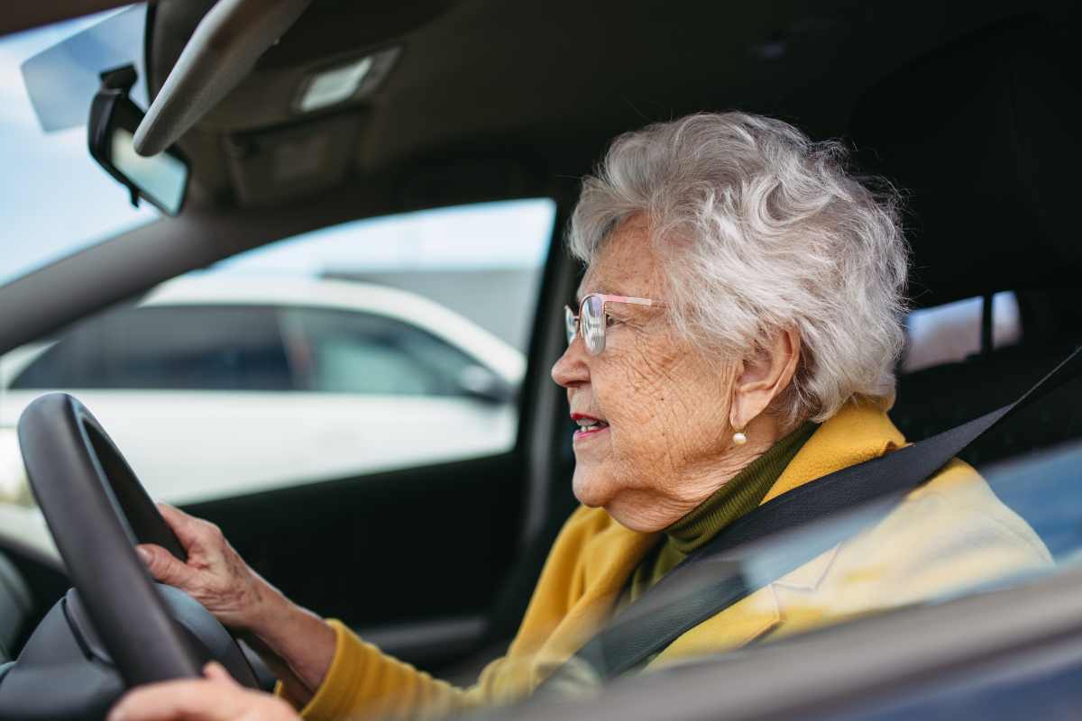 anziani guida Assicurazione più alta e rinnovo patente ogni due anni