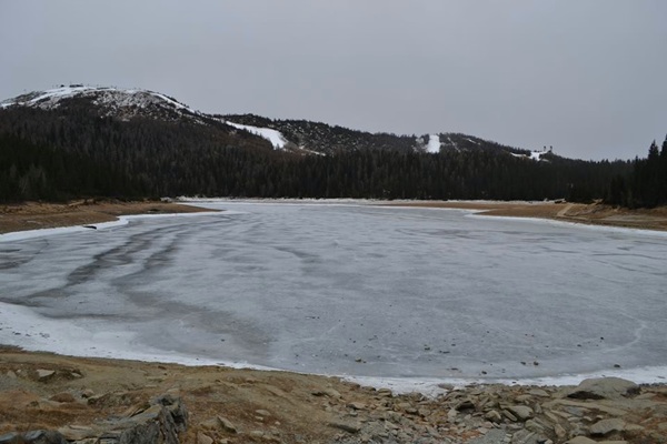 la valle del male, circondata da spaventose montagne