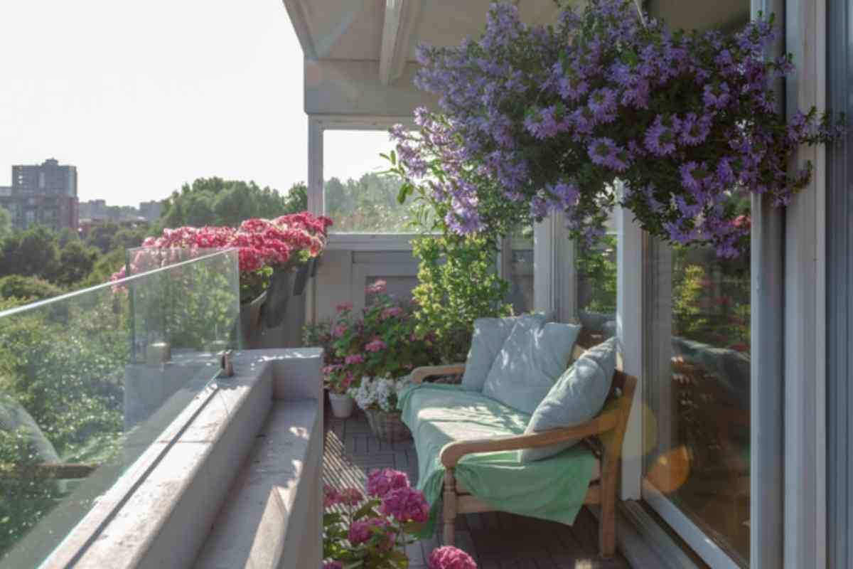 Il vento non solo danneggia le piante, ma mette a rischio la stabilità dei vasi, che possono rovesciarsi o, peggio, cadere ai piani sottostanti