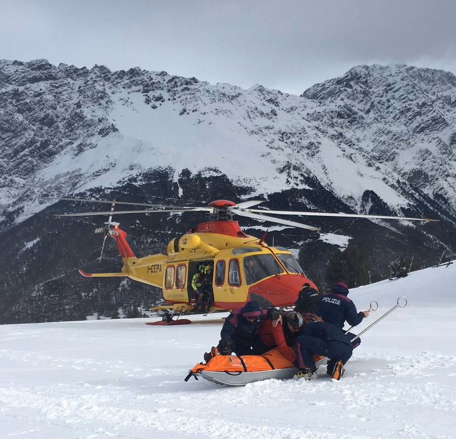sicurezza e soccorso in montagna personale specializzato della polizia sulle piste