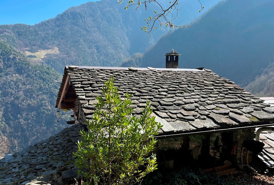 tetti in pioda e sogni antichi il borgo fantasma della valtellina