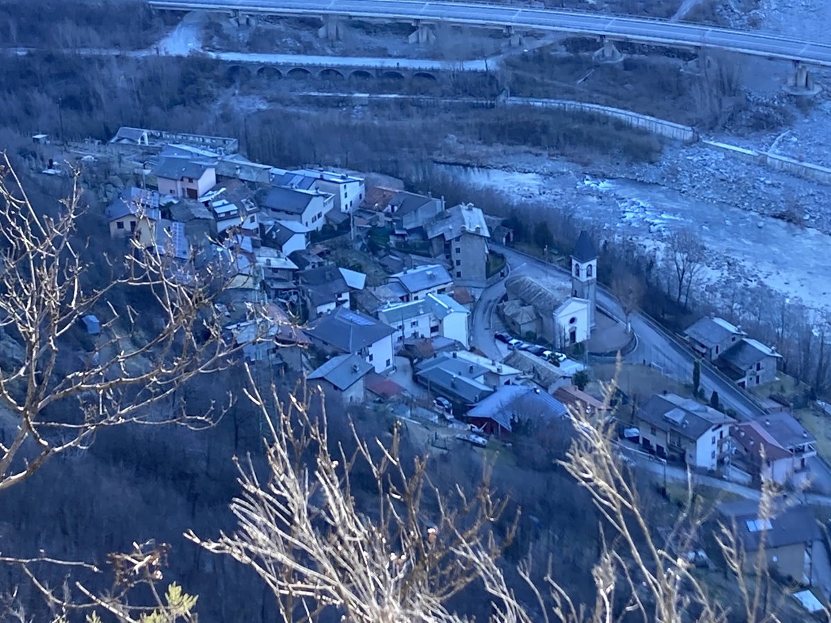Il borgo sospeso tra roccia e fiume