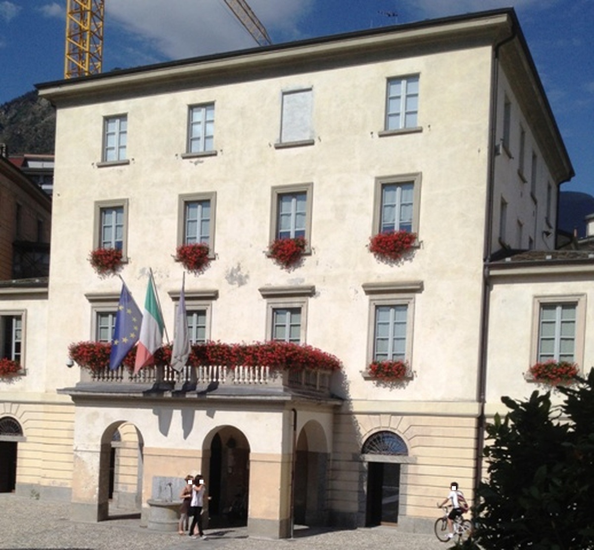 Minaccia di darsi fuoco