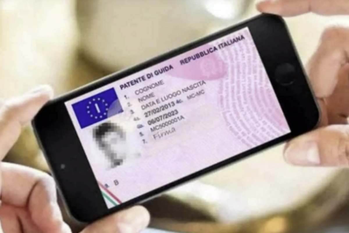 Patente digitale donna Attualmente, tutti i cittadini italiani possono utilizzare la patente di guida in formato elettronico, caricandola comodamente