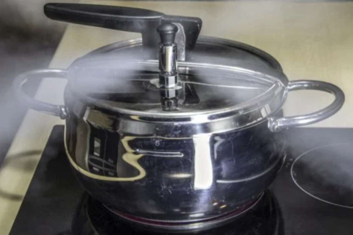 Non manca, infine, un sistema di sicurezza all’avanguardia: la pentola è dotata di tre valvole di sicurezza, ognuna con una funzione