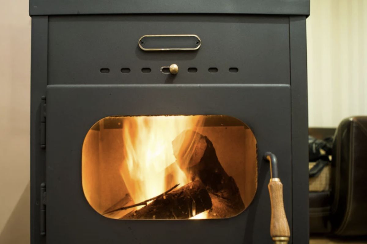 Grazie ai recenti sviluppi tecnologici e al crescente interesse per fonti di calore sostenibili, il mercato offre oggi una vasta gamma di modelli