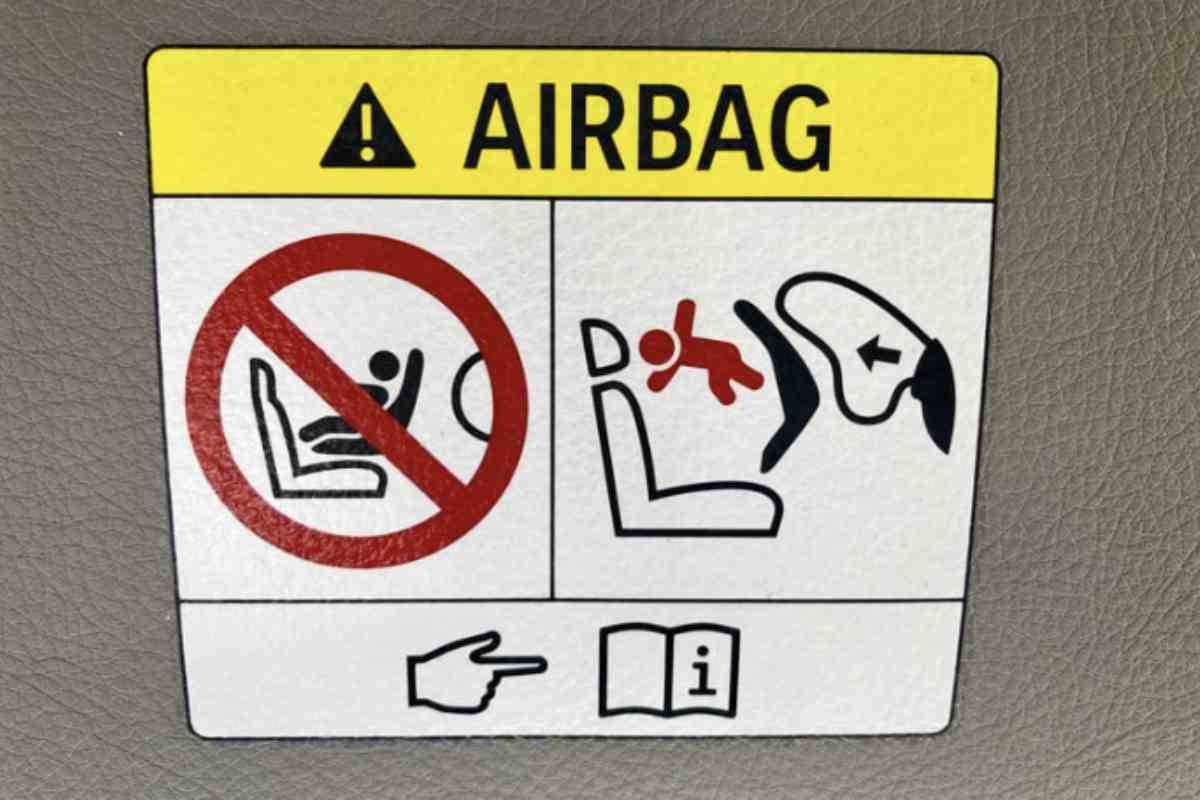 airbag Le anomalie nel sistema airbag sono in genere causate da interruzioni nel circuito che collega la centralina ai vari componenti