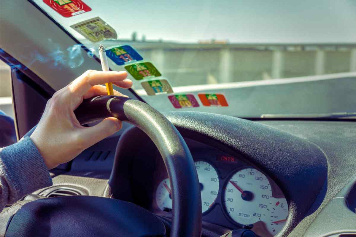 Sigaretta alla guida? Ti può costare fino a 500 euro