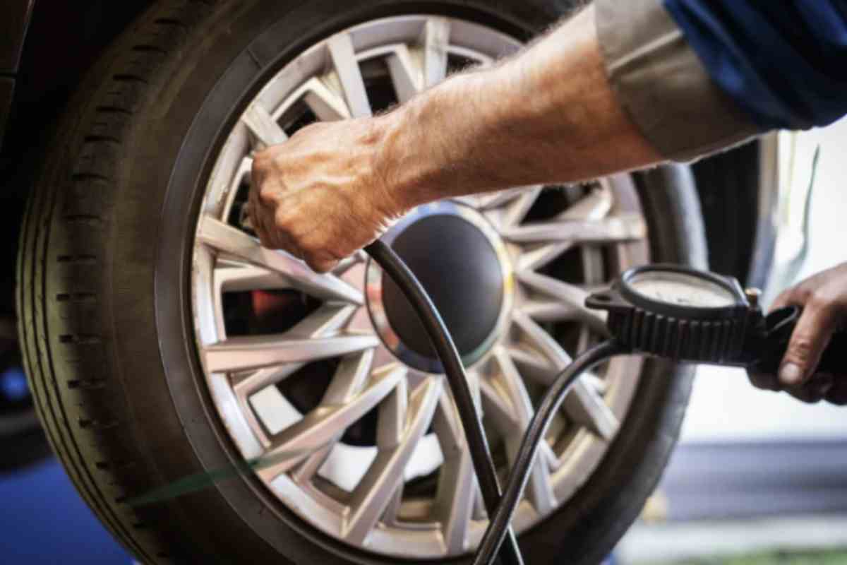 Auto neve Il cambio di temperatura esercita un impatto significativo sulle caratteristiche e sulle prestazioni delle gomme,