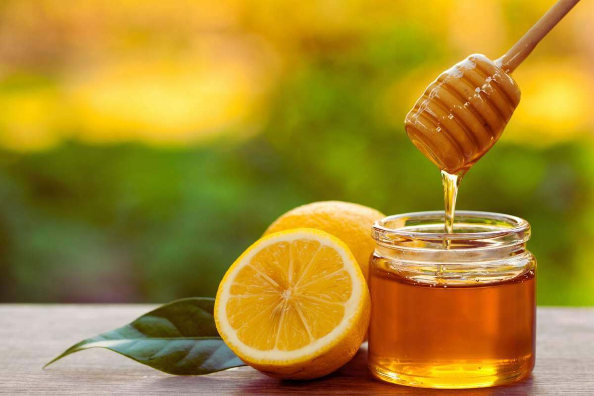 Cosa succede davvero al miele quando lo prendi con un cucchiaino di metallo