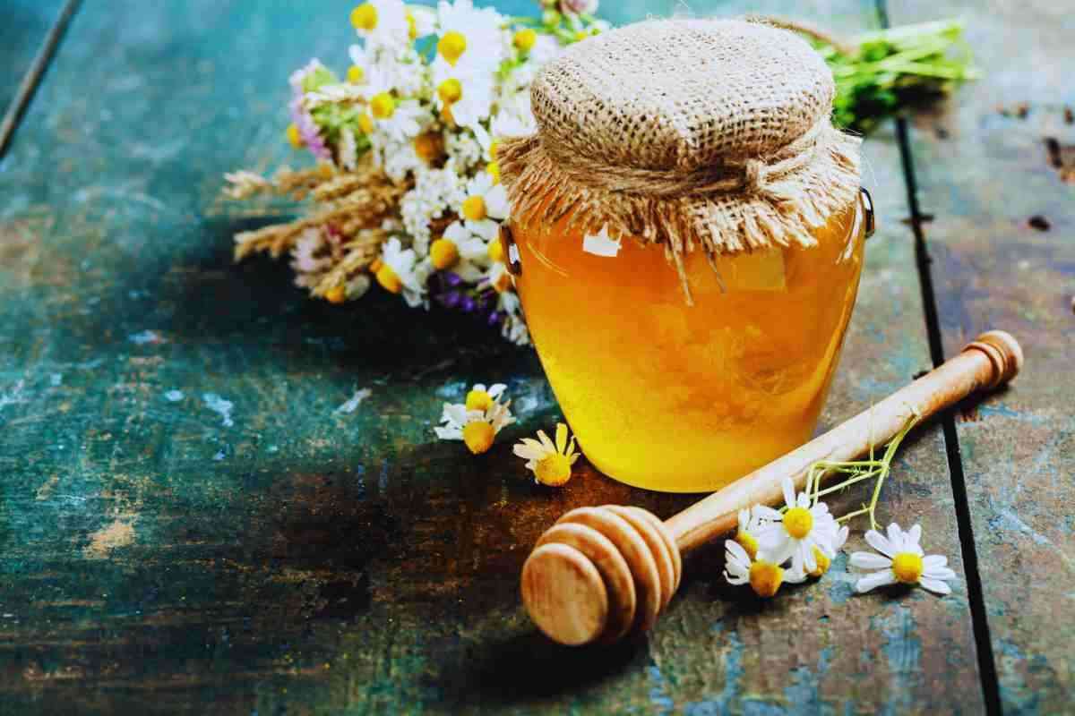 Cosa succede davvero al miele quando lo prendi con un cucchiaino di metallo