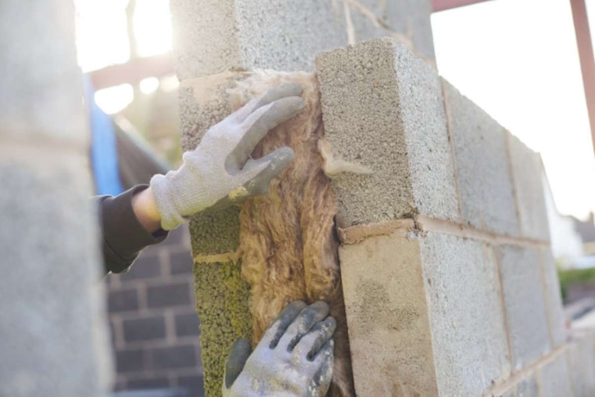 La decisione finale tra EPS bianco e EPS grigio dipende da molteplici fattori: il budget disponibile, le caratteristiche dell’edificio