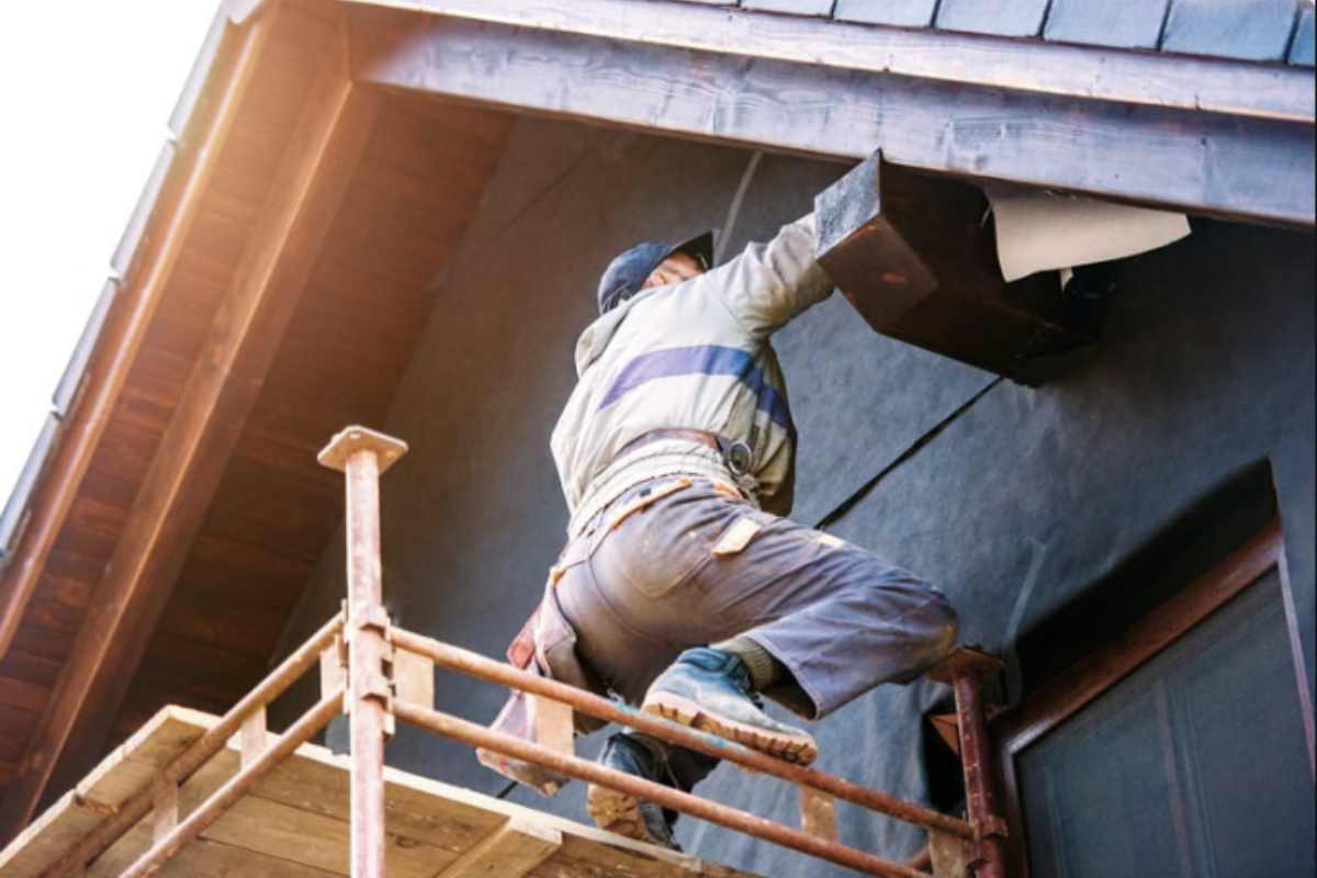 La lana di roccia è un isolante minerale fibroso, ottenuto dalla fusione di rocce basaltiche e altri minerali a temperature superiori a 1500°C. resiste a fuoco