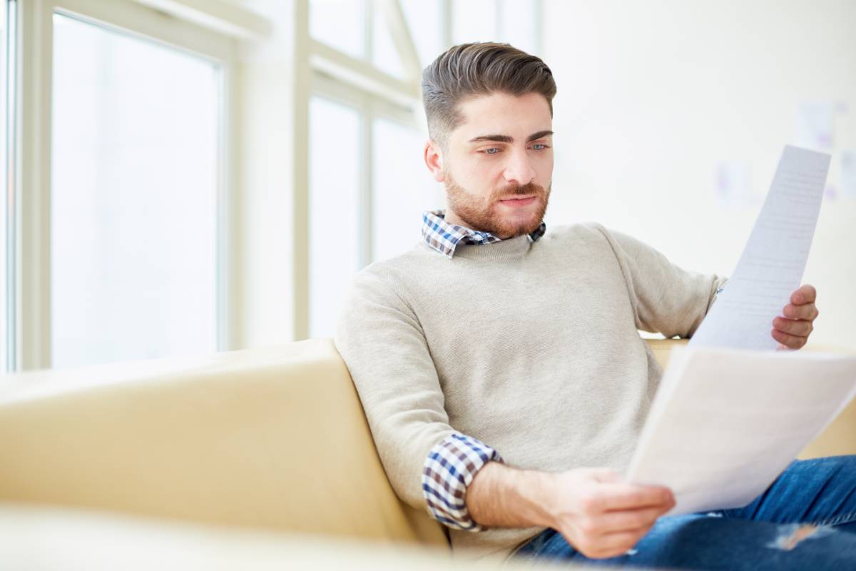 Uomo legge documento