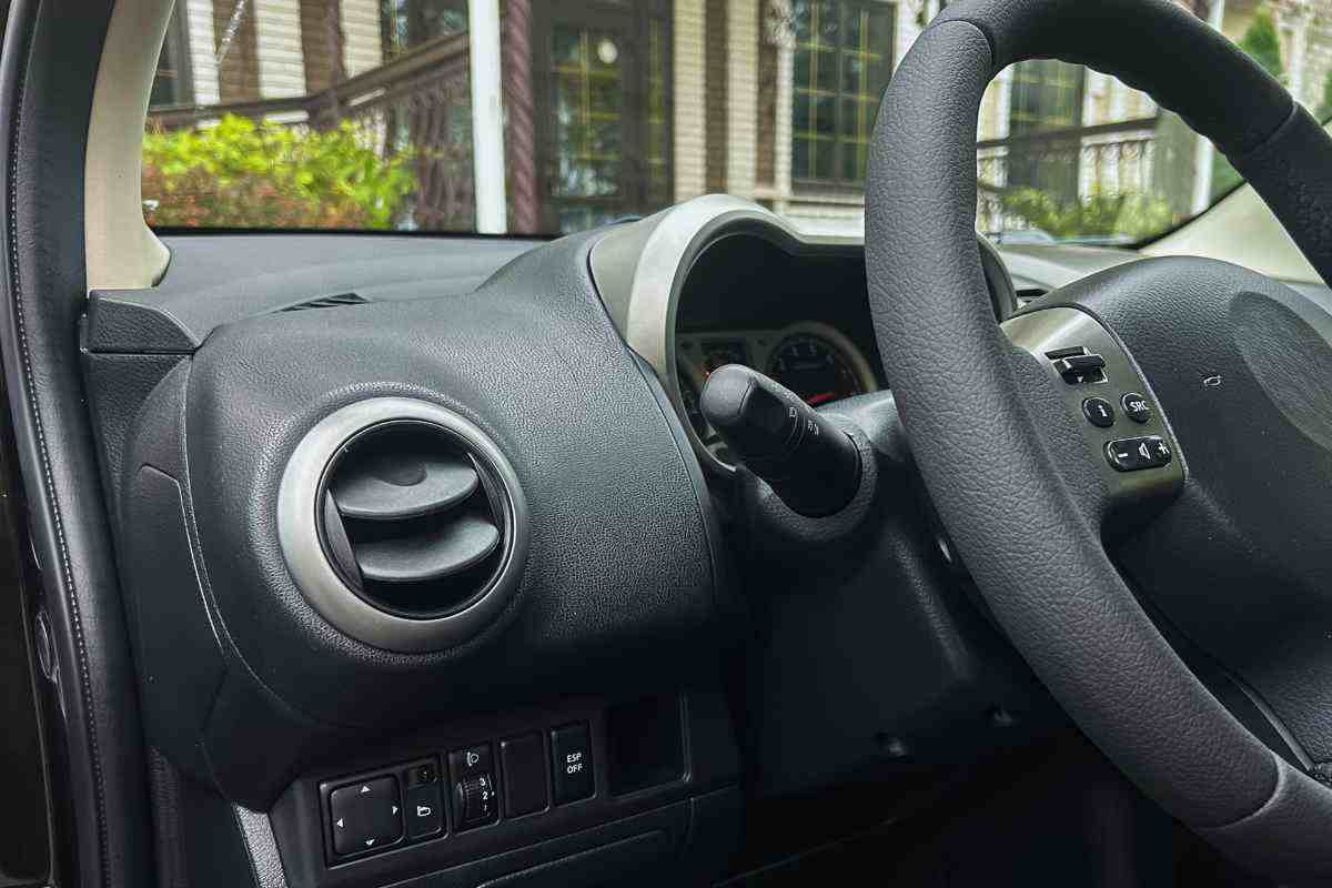 auto nera Ce l'abbiamo tutti in macchina, ma nessuno sa a cosa serve