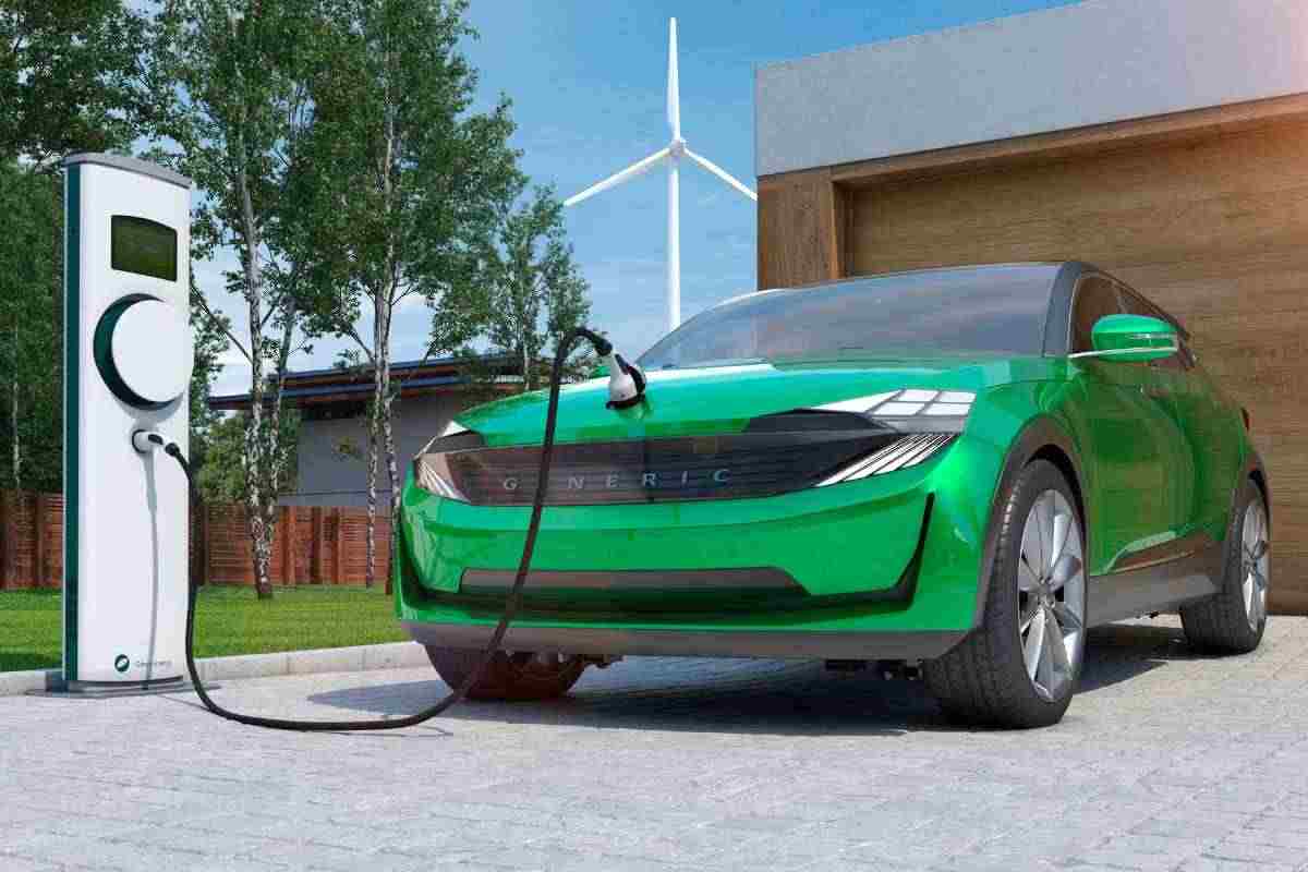 auto e donna che sorride Addio privilegi: perché guidare un'auto elettrica