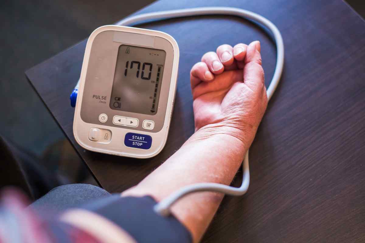 donna misura la pressione 5 abitudini notturne consigliate dagli esperti