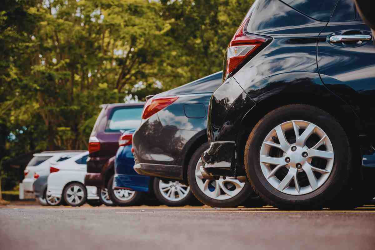 macchien parcheggiate parcheggio e multe