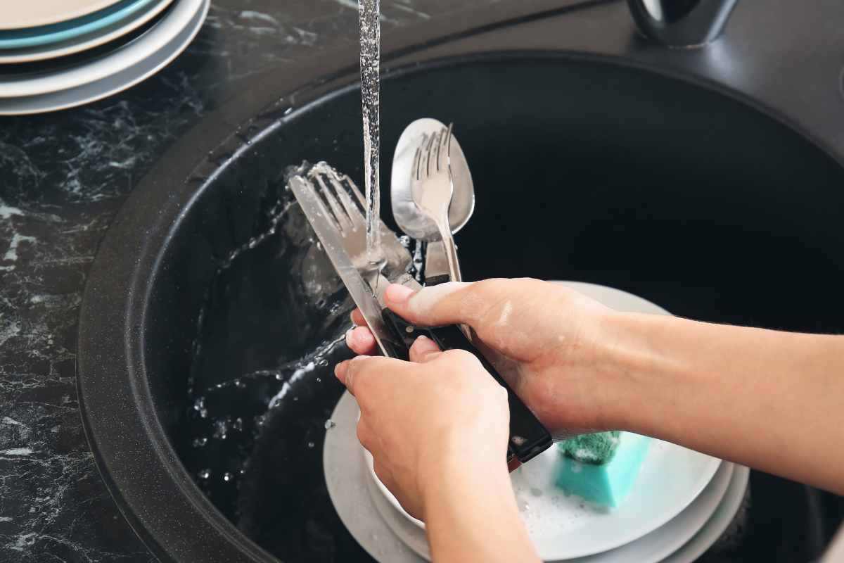 Odore di uovo sulle posate, l'unico rimedio efficace non è il detersivo