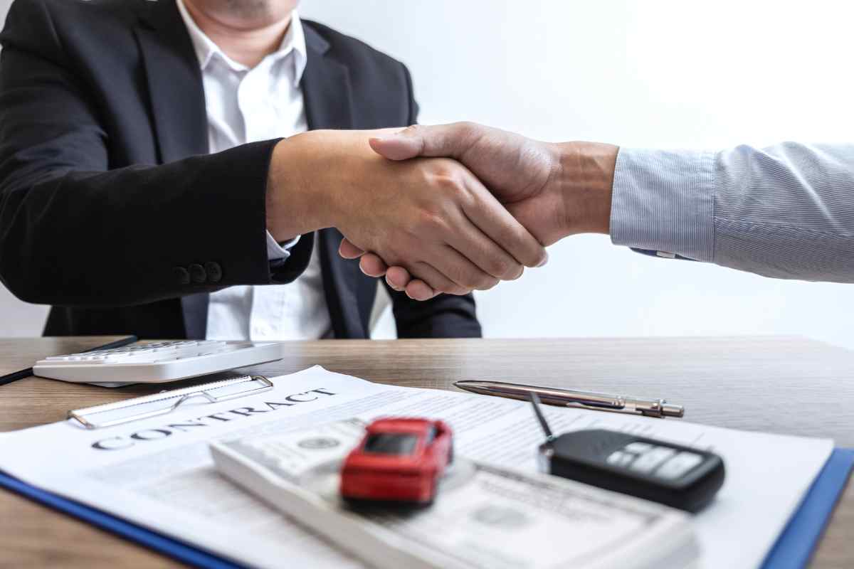 donna preoccupata- Avere un'auto in Italia è diventato sempre più costoso