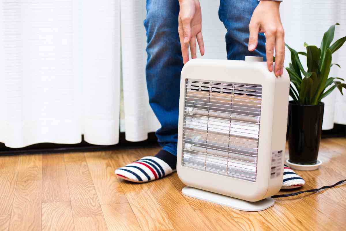 donna beve il te- Attenzione alla stufa, questo errore banale ti costa centinaia di euro in bolletta