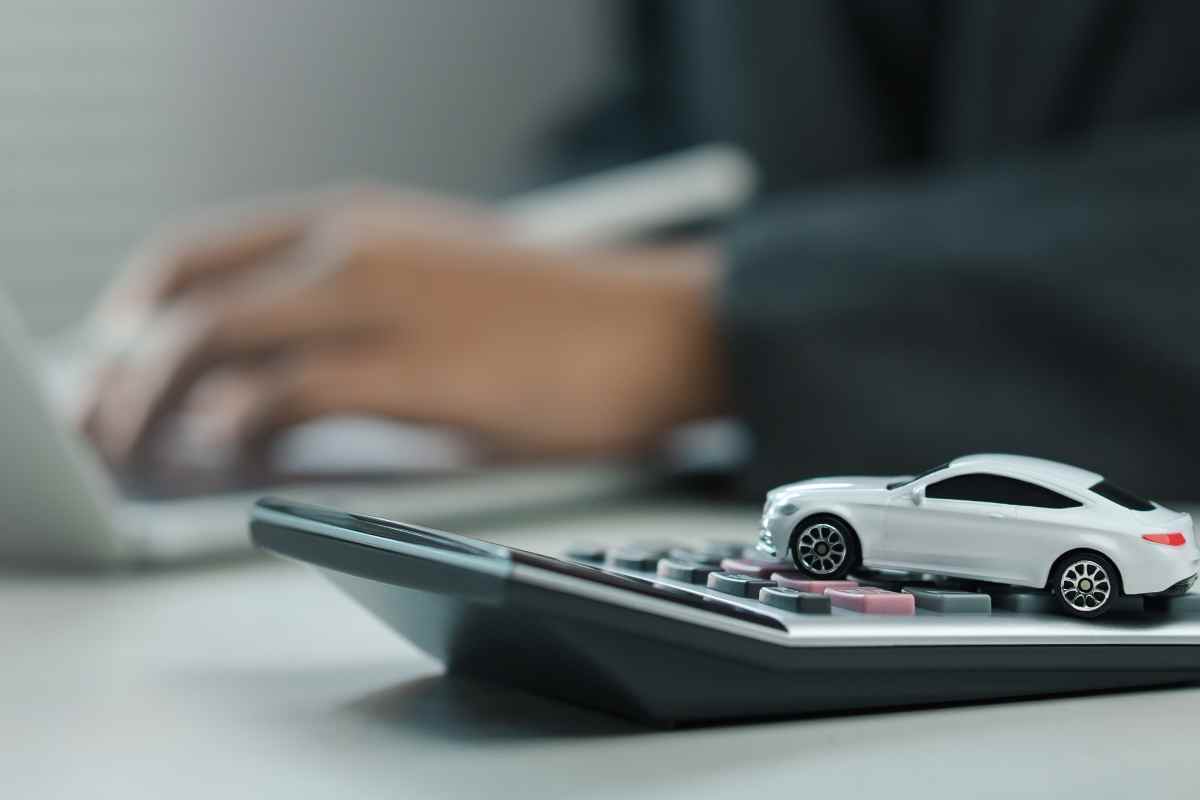 calcolatrice e auto- Da venerdì 20 febbraio non pagheremo più il bollo, ecco il motivo