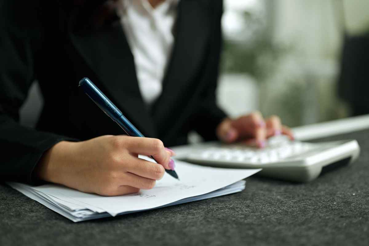 donna con calcolatrice – Arriva un rimborso di 1000 euro e non serve l'ISEE, tutti i dettagli