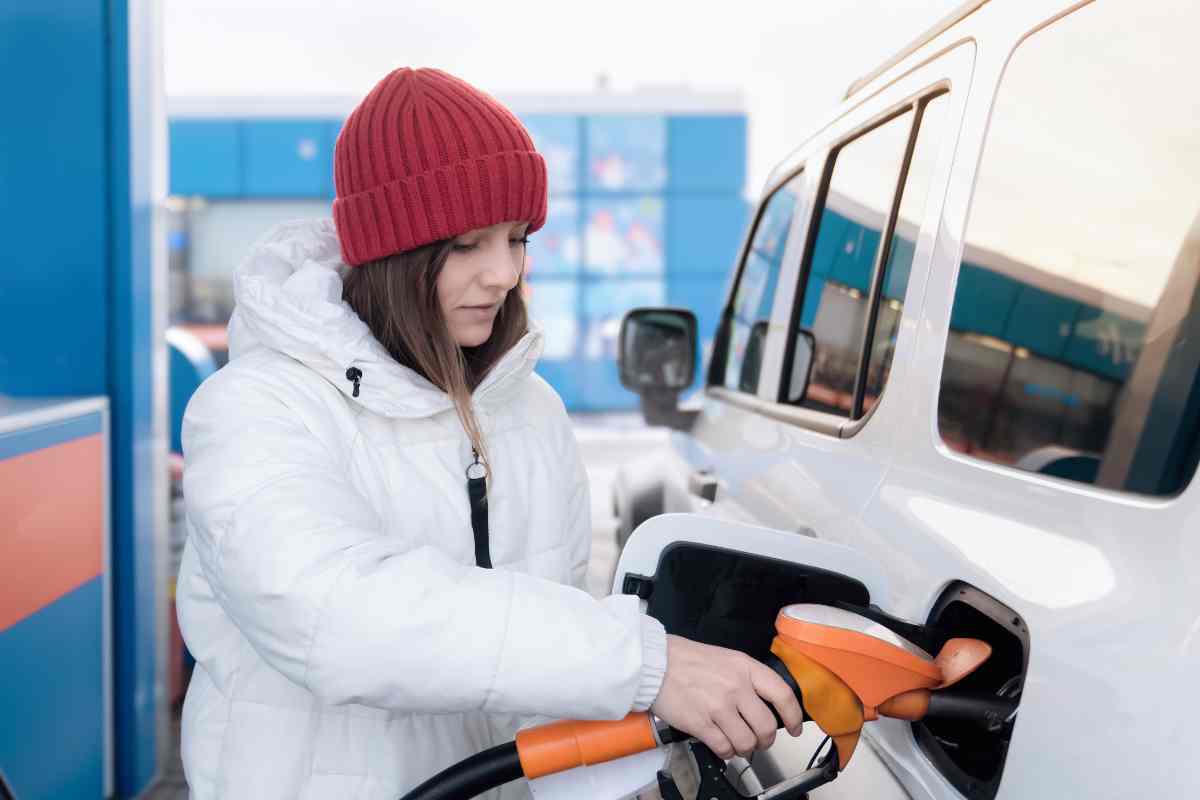 Fai sempre il pieno alla tua automobile? Non è una buona idea