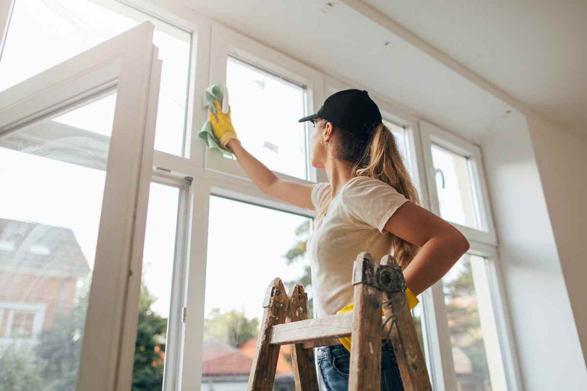 Il trucco a costo zero per sgrassare i vetri in pochi minuti, tutti i dettagli