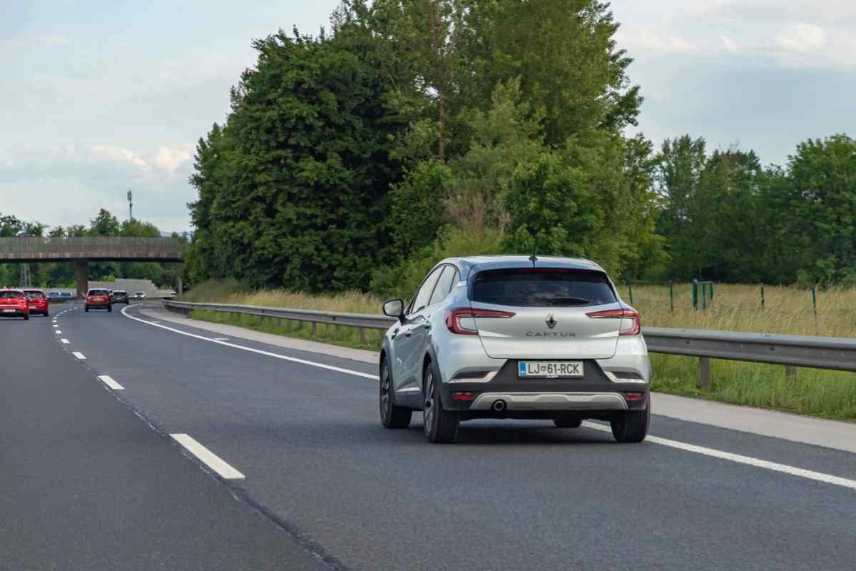 renault e donna felice Sei hai ancora questa comunissima auto del 1999