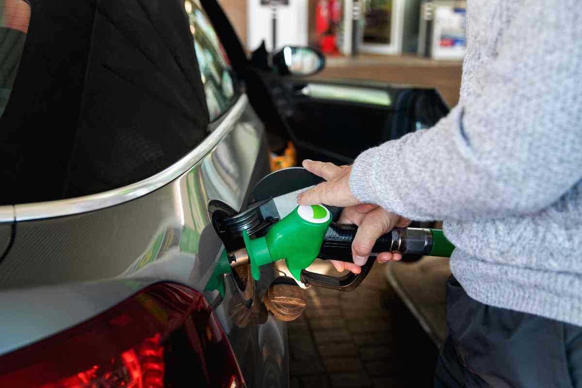 Fai sempre il pieno alla tua automobile? Non è una buona idea, tutti i dettagli